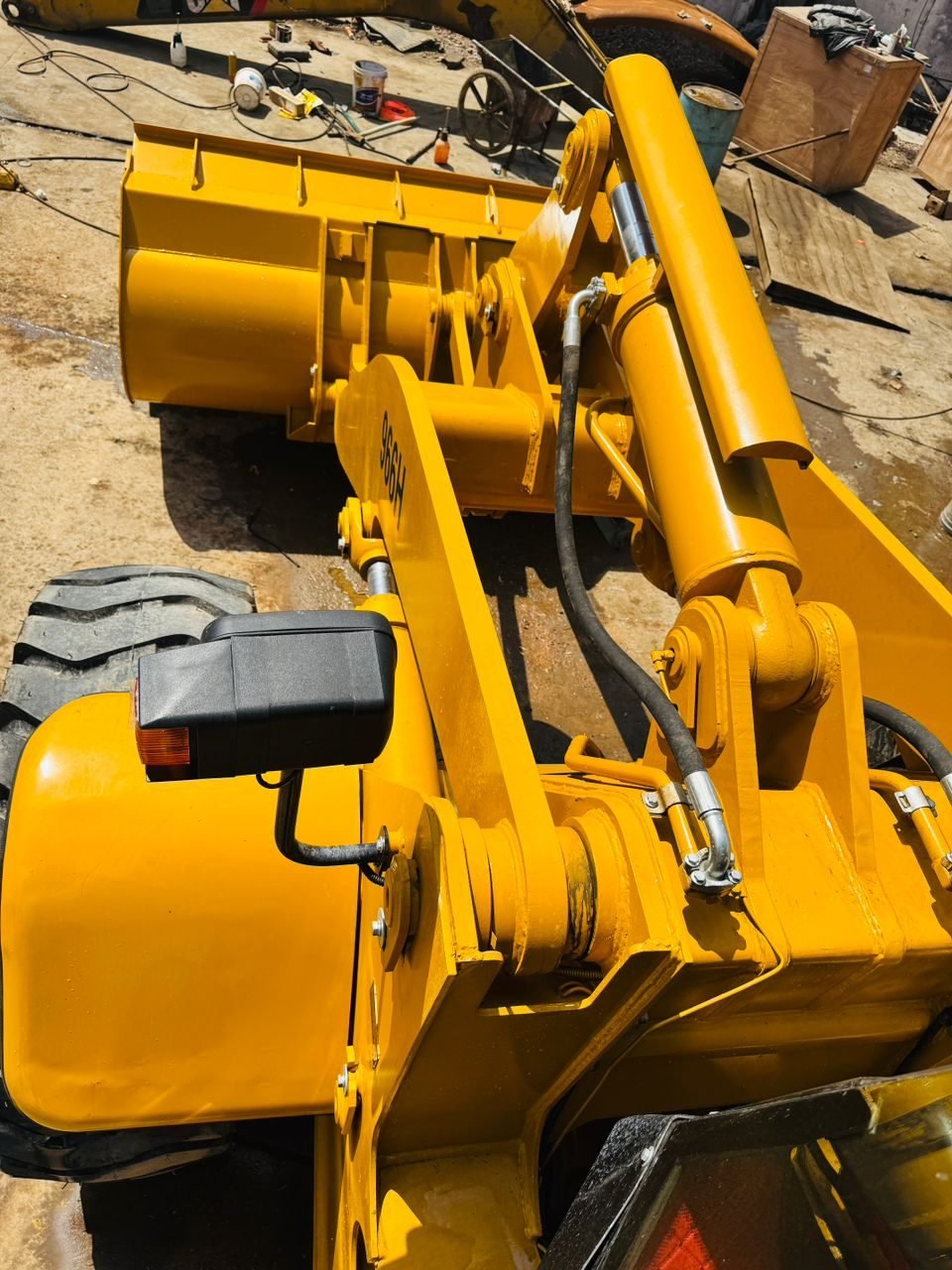 Caterpillar 966H wheel loader, close view of lift arm linkage and hydraulic cylinders